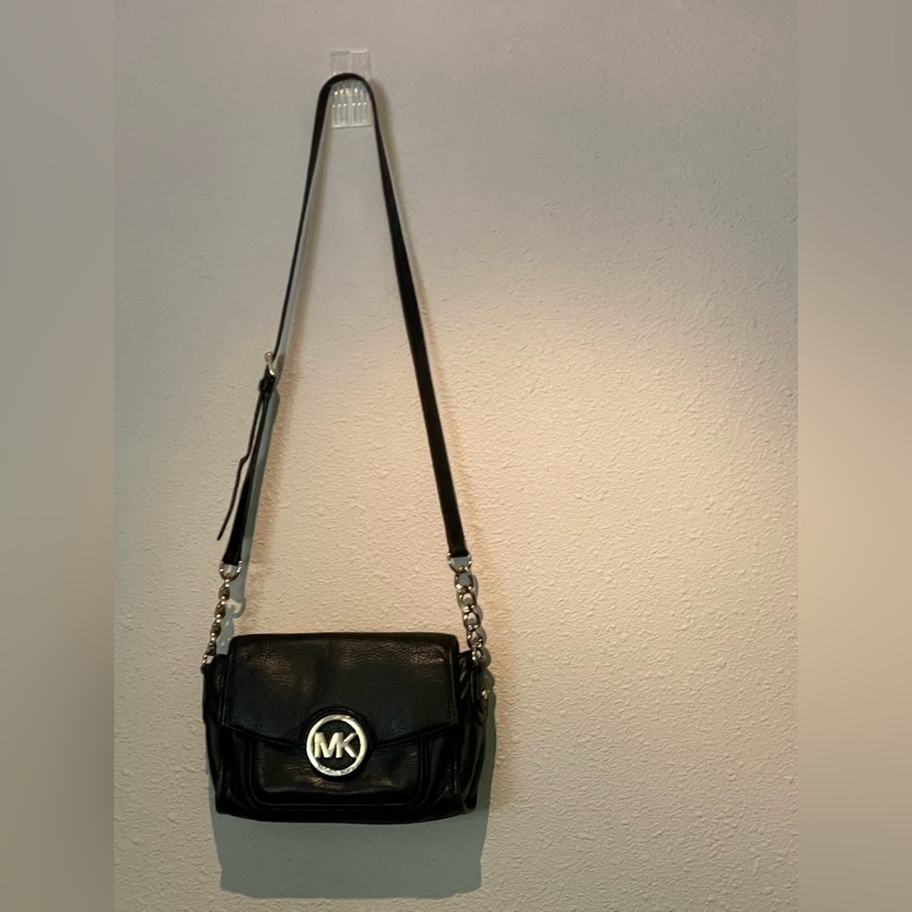 Michael Kors Fulton Black with adjustable gold chain purse crossbody